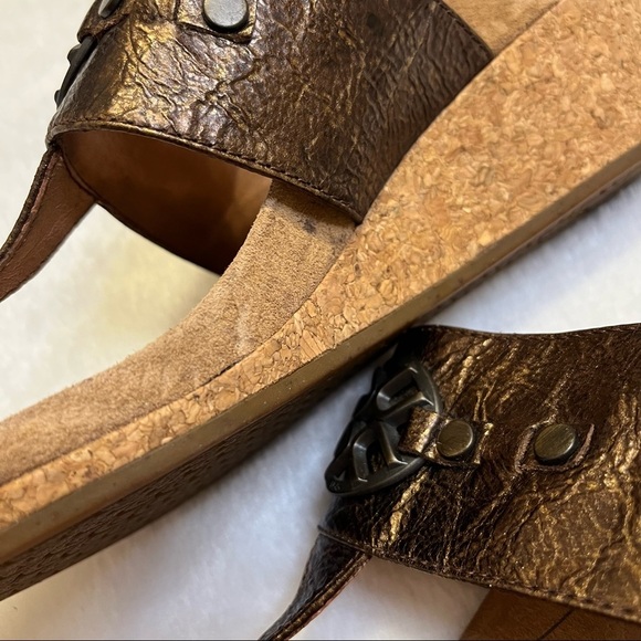 UGG Australia Briella Bronze Wedge Thong Medallion Sandal Womens Size 9 - Picture 9 of 15